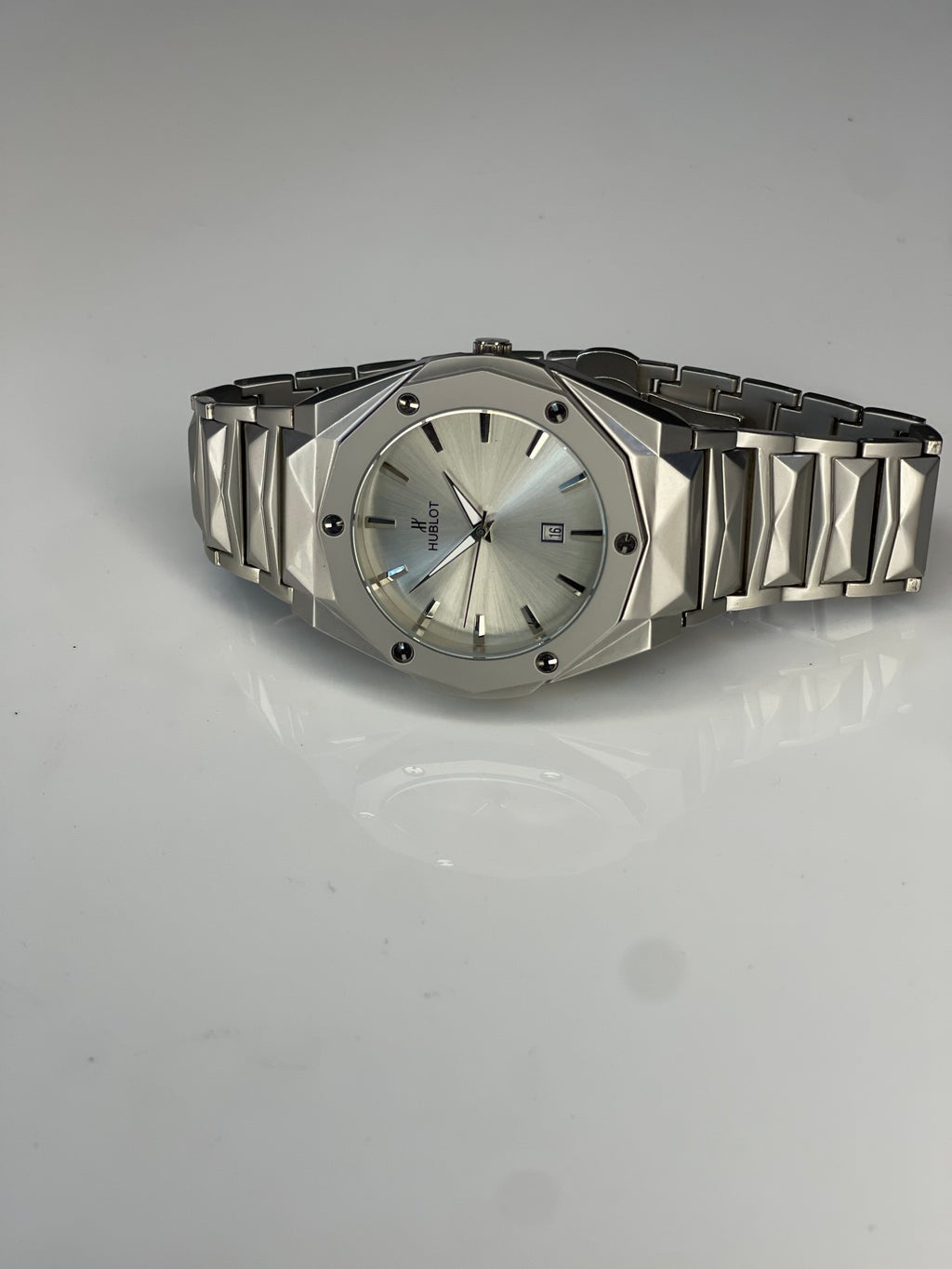 hublot diamond cut metallic colour with simple dial