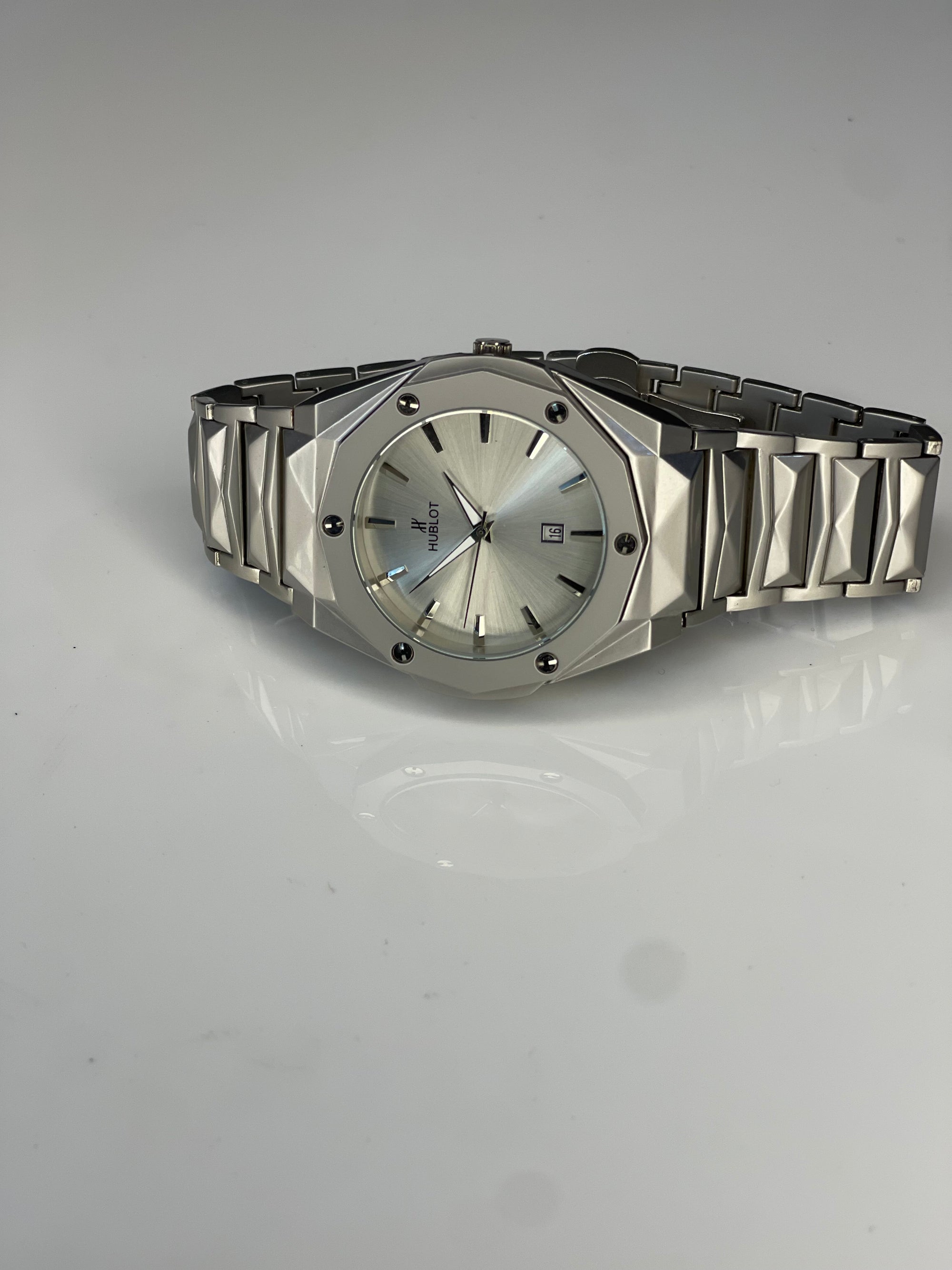 hublot diamond cut metallic colour with simple dial