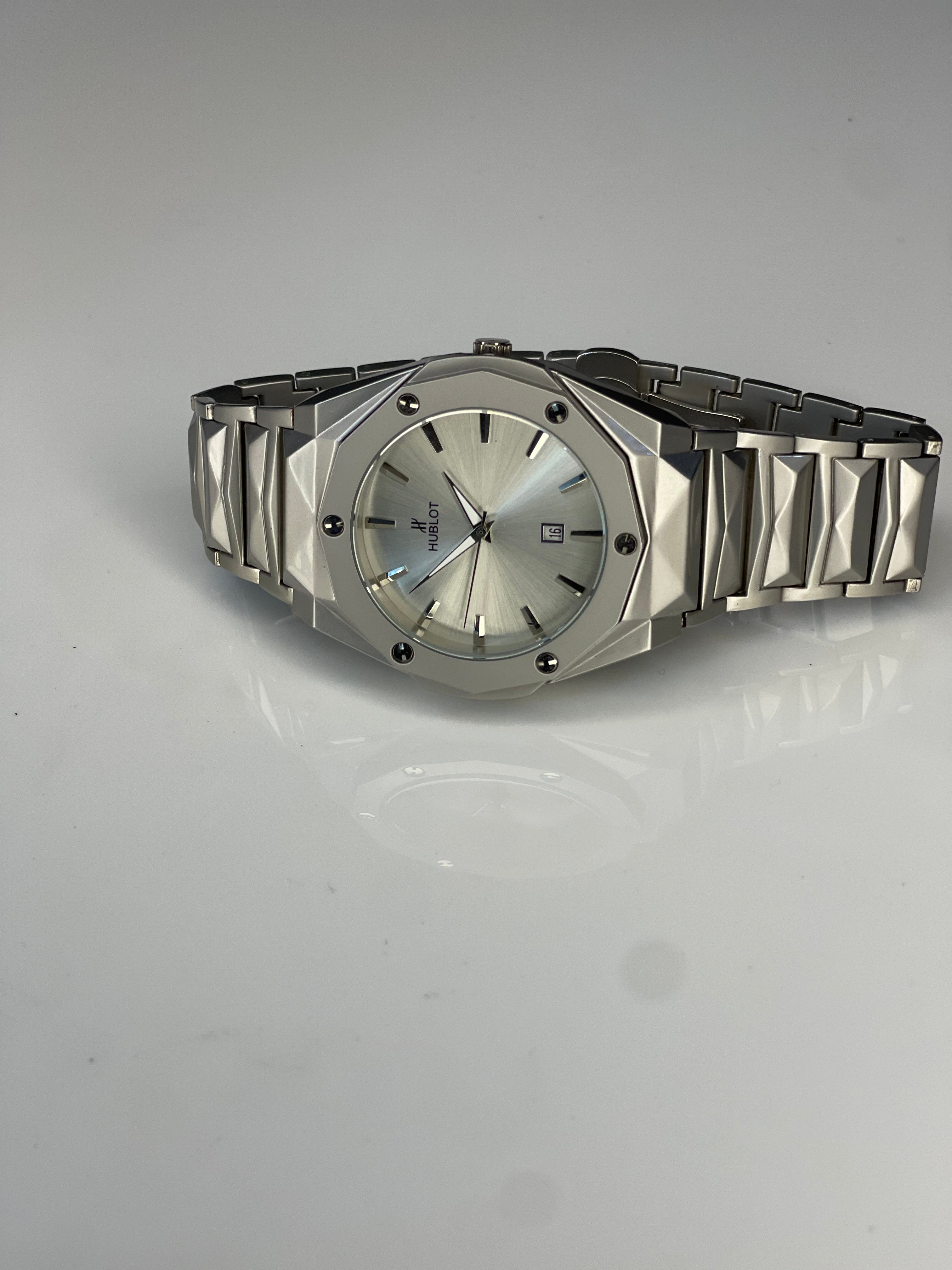 hublot diamond cut metallic colour with simple dial