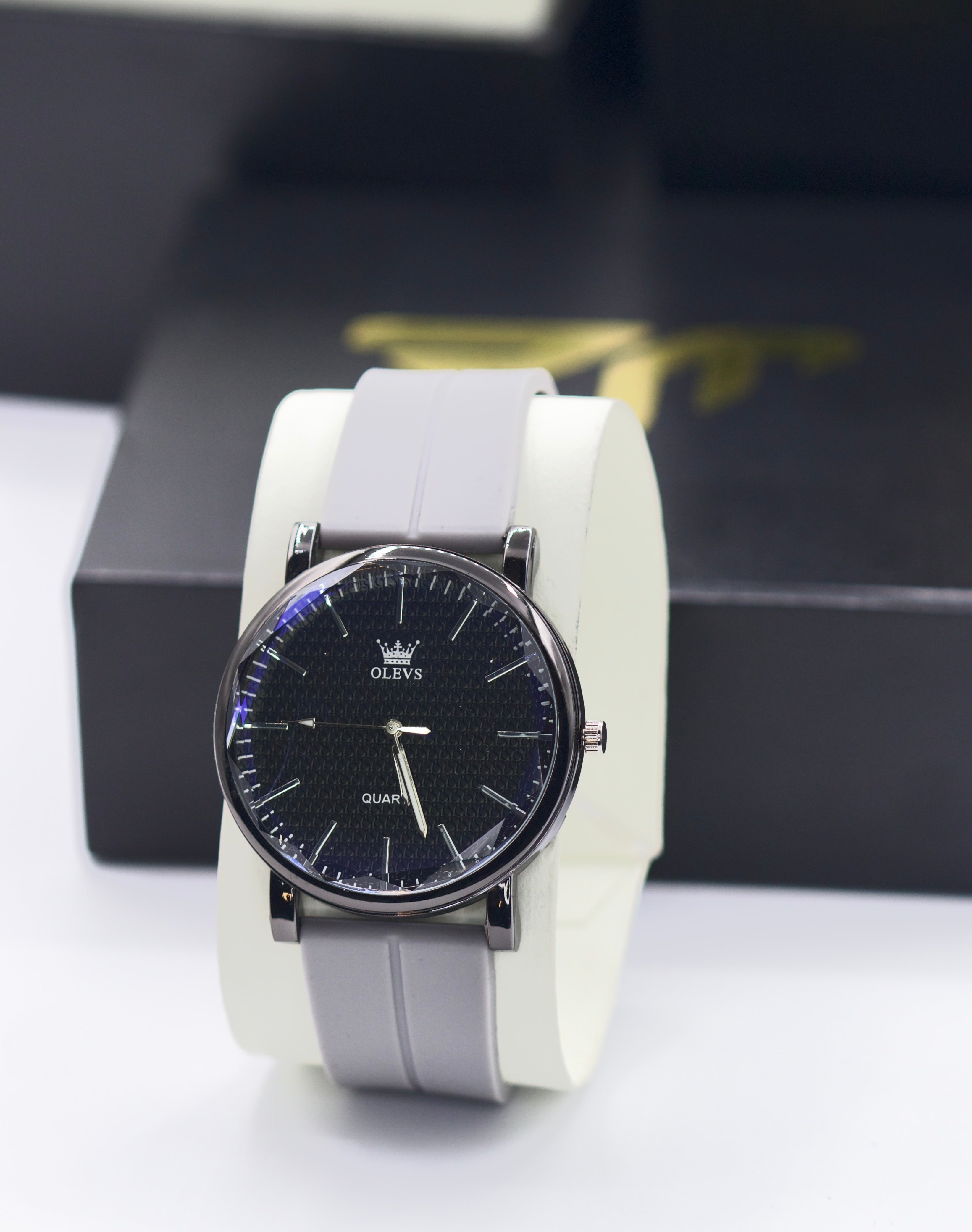 morden men's watch dial in arabic numerals date working